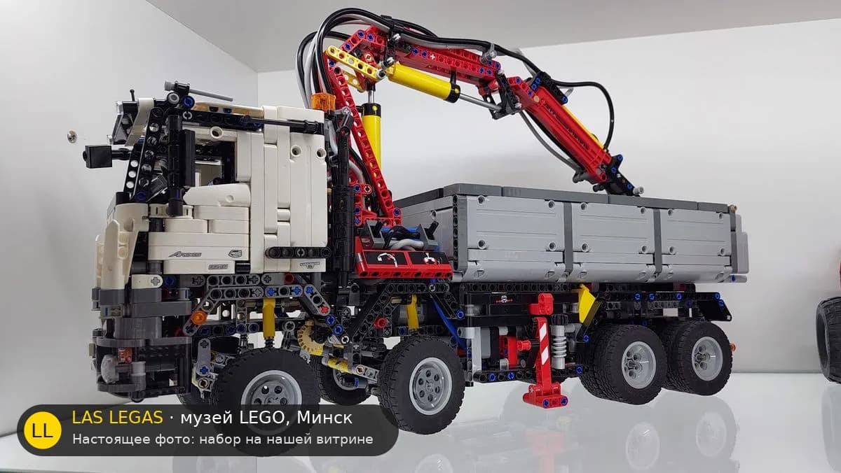 LEGO 42043 Mercedes-Benz Arocs 3245 (Mercedes-Benz Arocs 3245) на витрине музея Las Legas