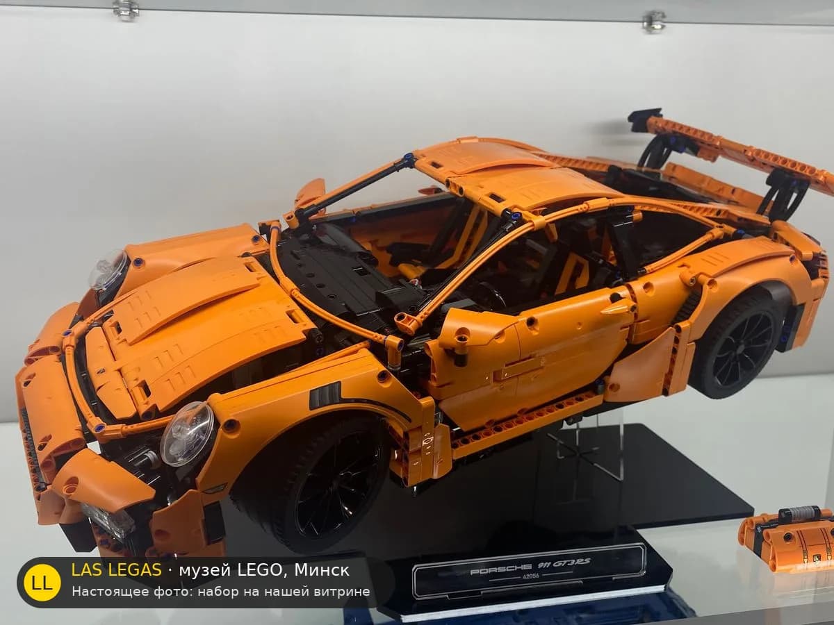 LEGO 42056 Порше 911 GT3 RS (Porsche 911 GT3 RS) на витрине музея Las Legas