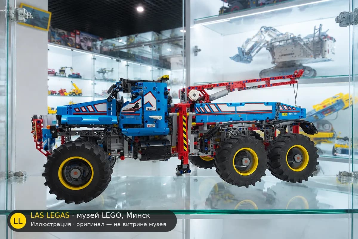 Иллюстрация: LEGO 42070 Автокран 6x6 All Terrain Tow Truck на витрине в зале музея Las Legas