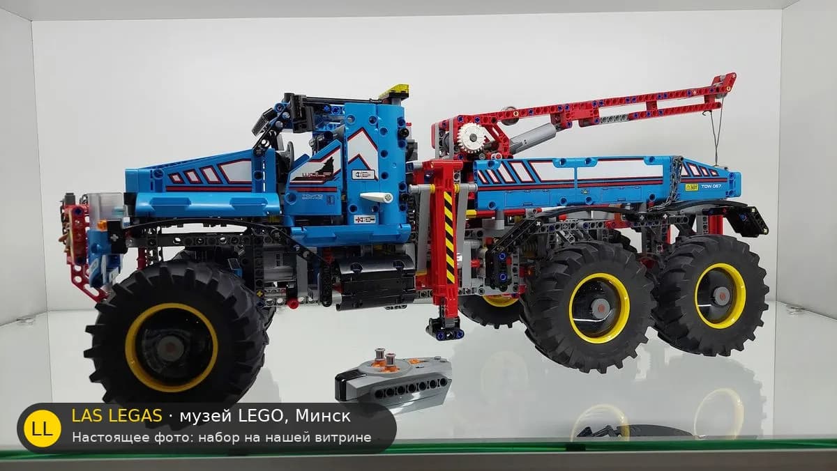 LEGO 42070 Автокран 6x6 All Terrain Tow Truck (6x6 All Terrain Tow Truck) на витрине музея Las Legas