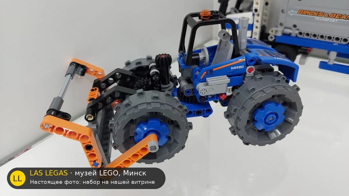 LEGO 42071 Бульдозер-уплотнитель (Dozer Compactor) на витрине музея Las Legas
