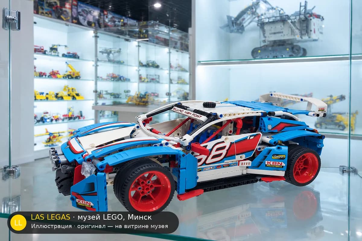 Иллюстрация: LEGO 42077 Раллийный автомобиль на витрине в зале музея Las Legas