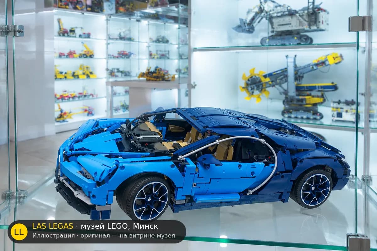 Иллюстрация: LEGO 42083 Бугатти Широн на витрине в зале музея Las Legas