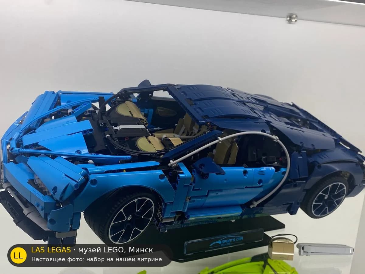 LEGO 42083 Бугатти Широн (Bugatti Chiron) на витрине музея Las Legas