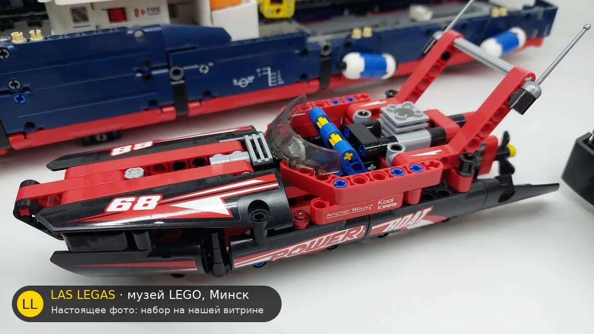 LEGO 42089 Гоночный катер (Power Boat) на витрине музея Las Legas
