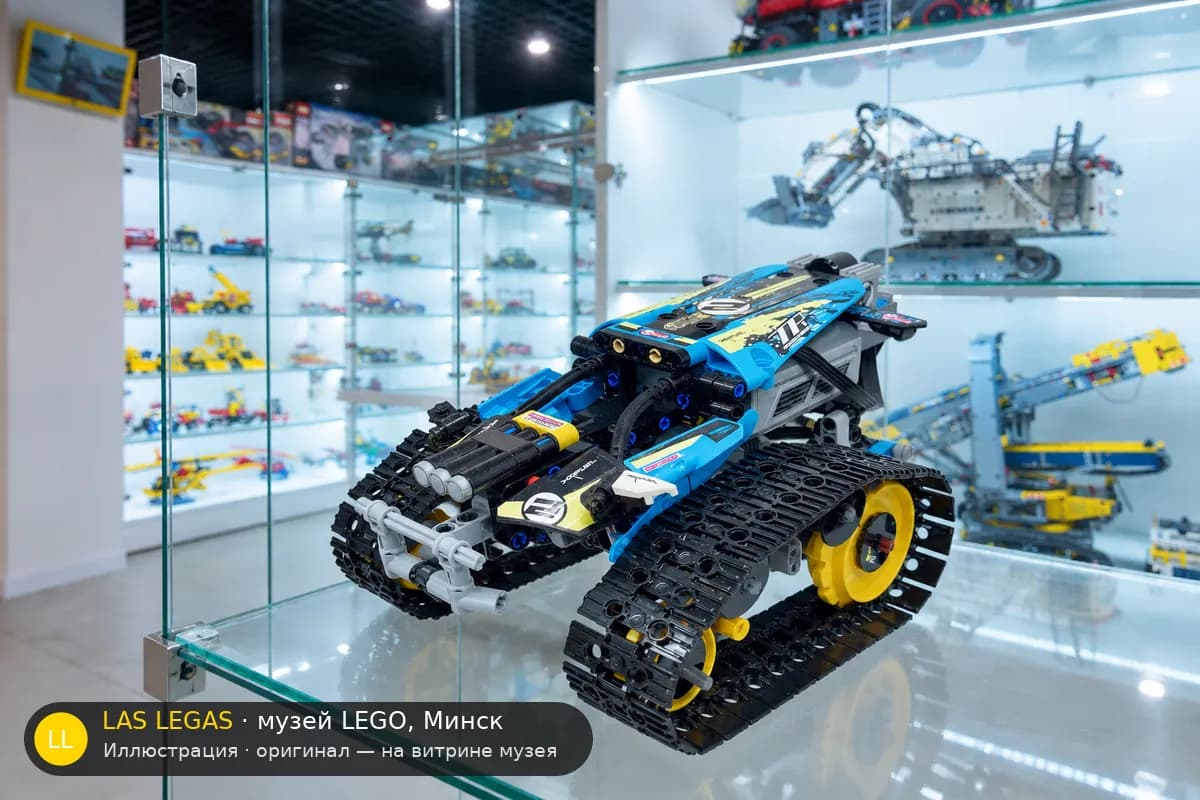 Иллюстрация: LEGO 42095 Гоночный автомобиль Technic на витрине в зале музея Las Legas