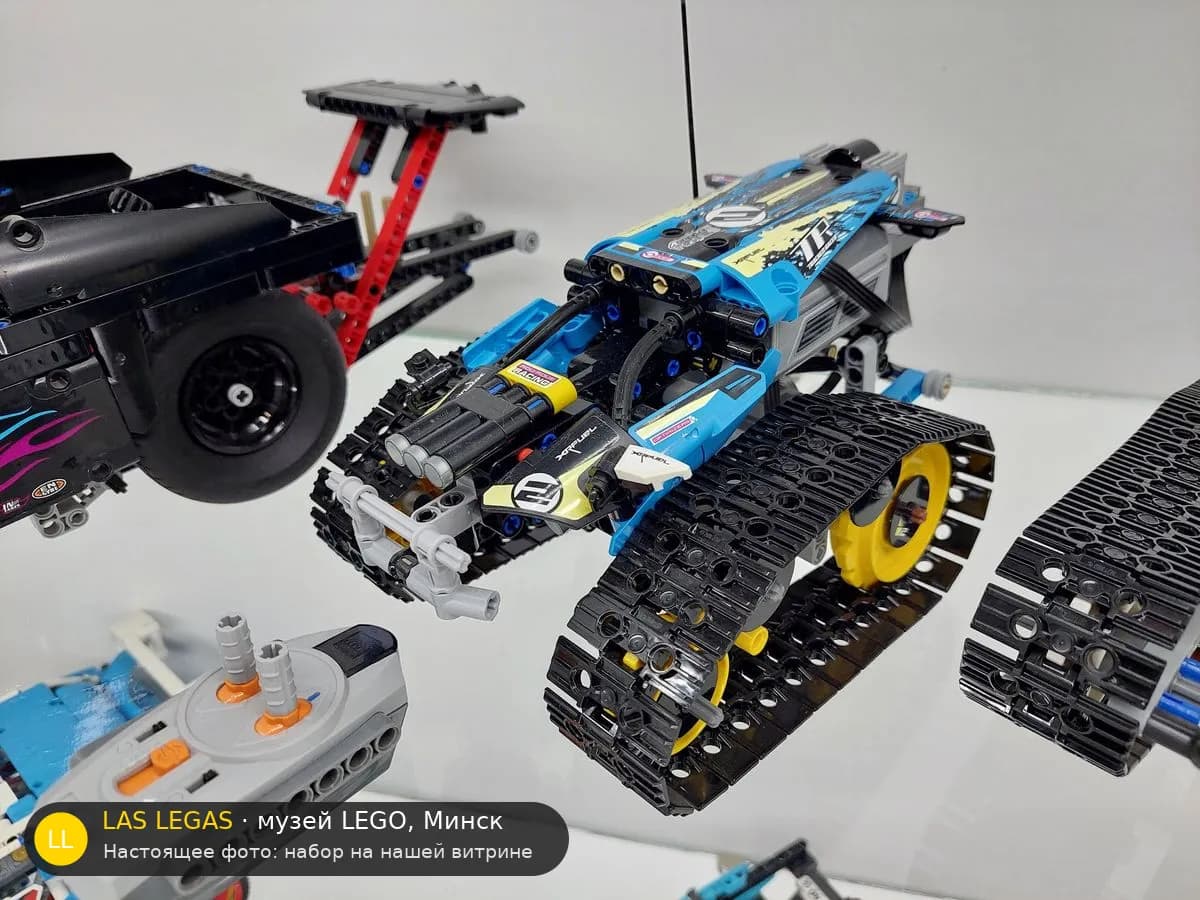 LEGO 42095 Гоночный автомобиль Technic (Remote-Controlled Stunt Racer) на витрине музея Las Legas