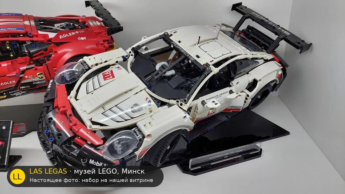 LEGO 42096 Порше 911 RSR (Porsche 911 RSR) на витрине музея Las Legas