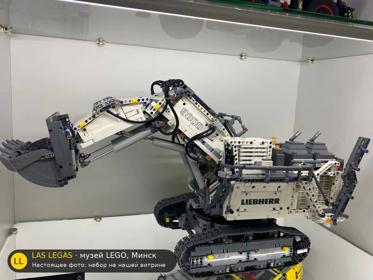 LEGO 42100 Экскаватор Liebherr R 9800 (Liebherr R 9800) на витрине музея Las Legas