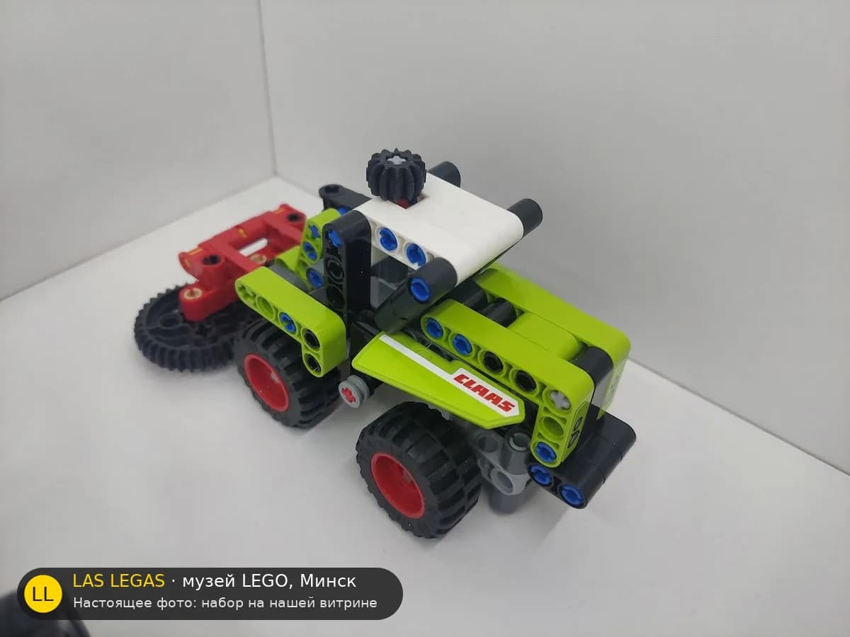 LEGO 42102 Мини CLAAS XERION (Mini CLAAS XERION) на витрине музея Las Legas