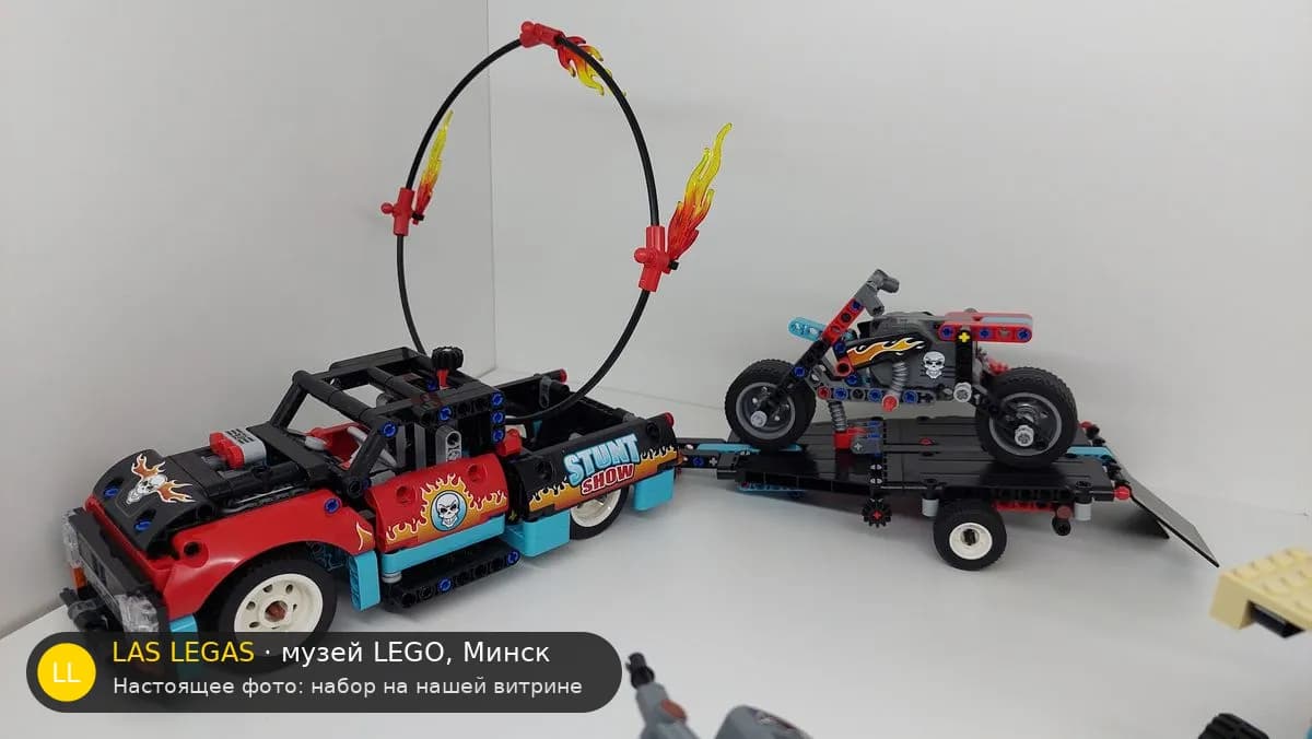 LEGO 42106 Грузовик и мотоцикл для трюков (Stunt Show Truck & Bike) на витрине музея Las Legas