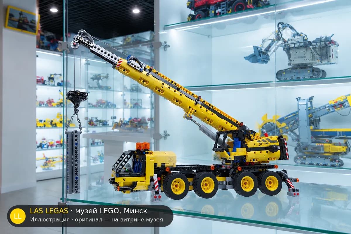 Иллюстрация: LEGO 42108 Мобильный кран на витрине в зале музея Las Legas