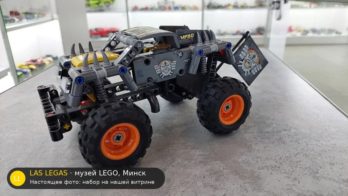 LEGO 42119 Monster Jam Max-D (Monster Jam Max-D) на витрине музея Las Legas