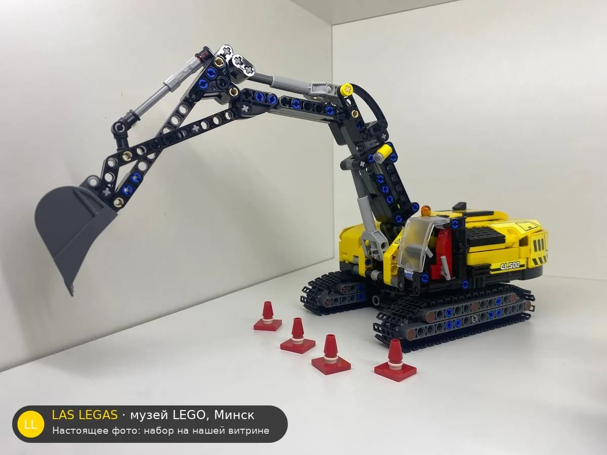 LEGO 42121 Тяжёлый экскаватор (Heavy Duty Excavator) на витрине музея Las Legas
