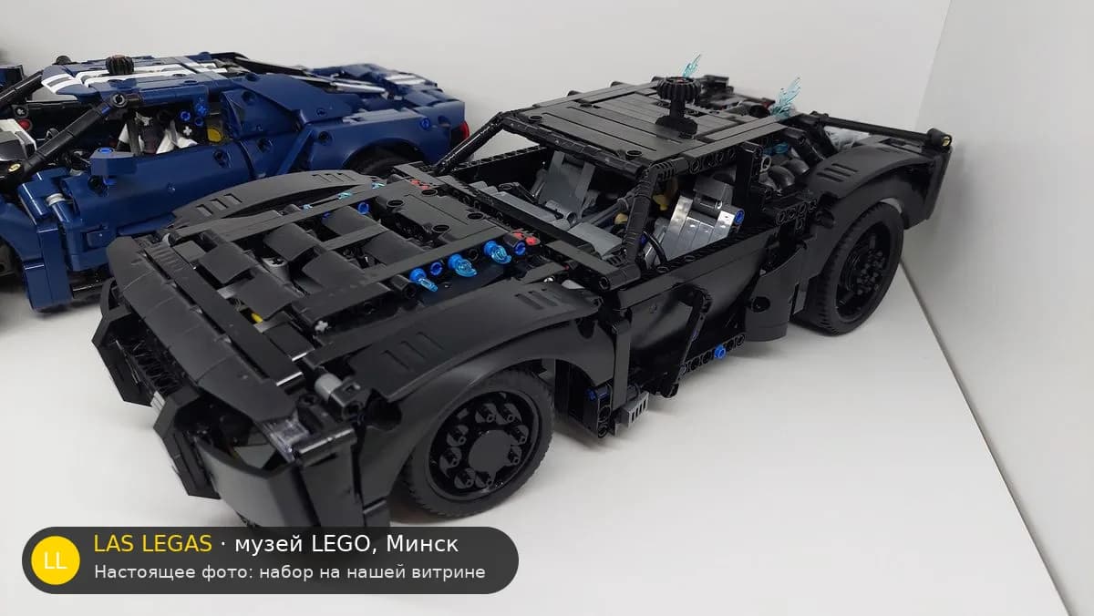 LEGO 42127 Бэтмобиль из фильма «Бэтмен» (The Batman -  Batmobile) на витрине музея Las Legas