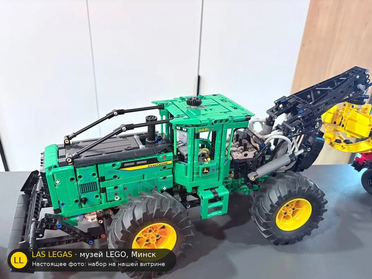 LEGO 42157 Джон Дир 948L-II Скиддер (John Deere 948L-II Skidder) на витрине музея Las Legas