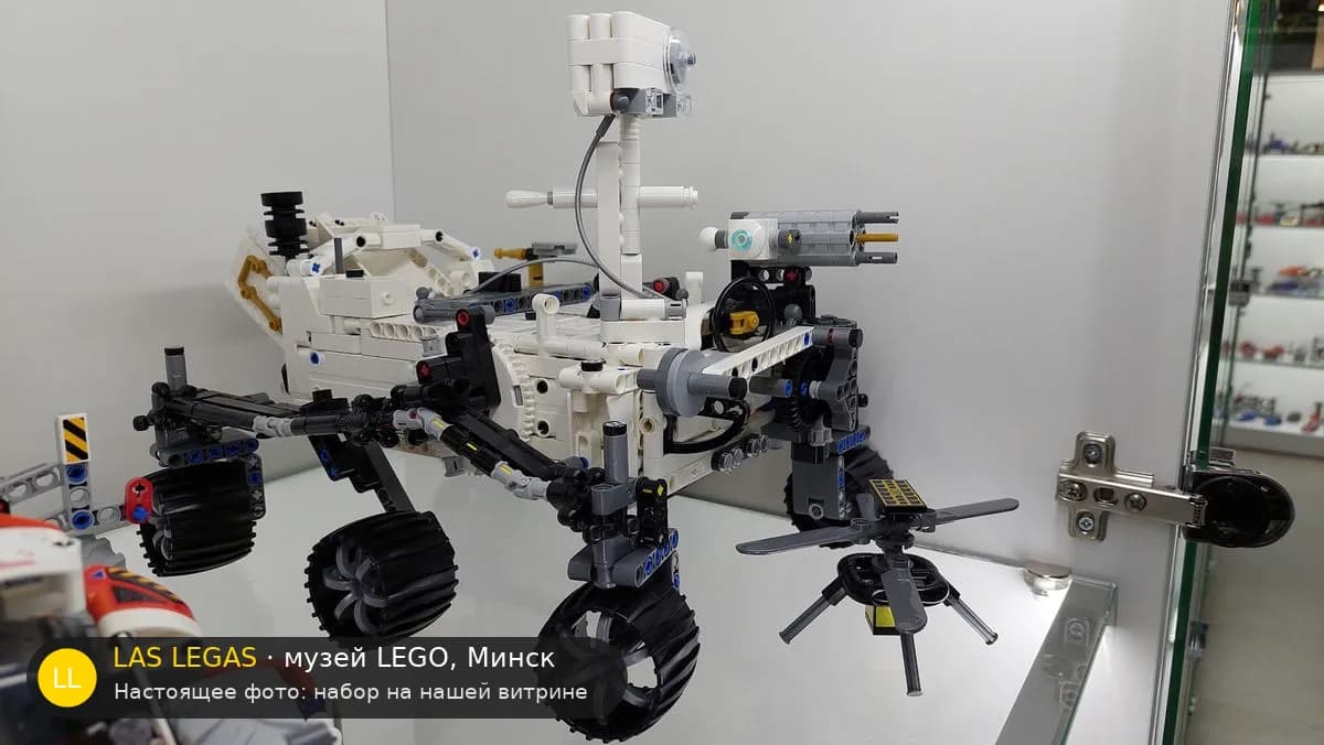 LEGO 42158 NASA Mars Rover Perseverance (NASA Mars Rover Perseverance) на витрине музея Las Legas