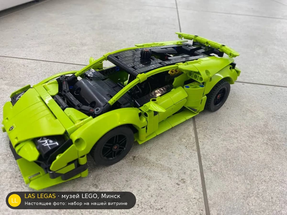LEGO 42161 Lamborghini Huracán Tecnica (Lamborghini Huracán Tecnica) на витрине музея Las Legas