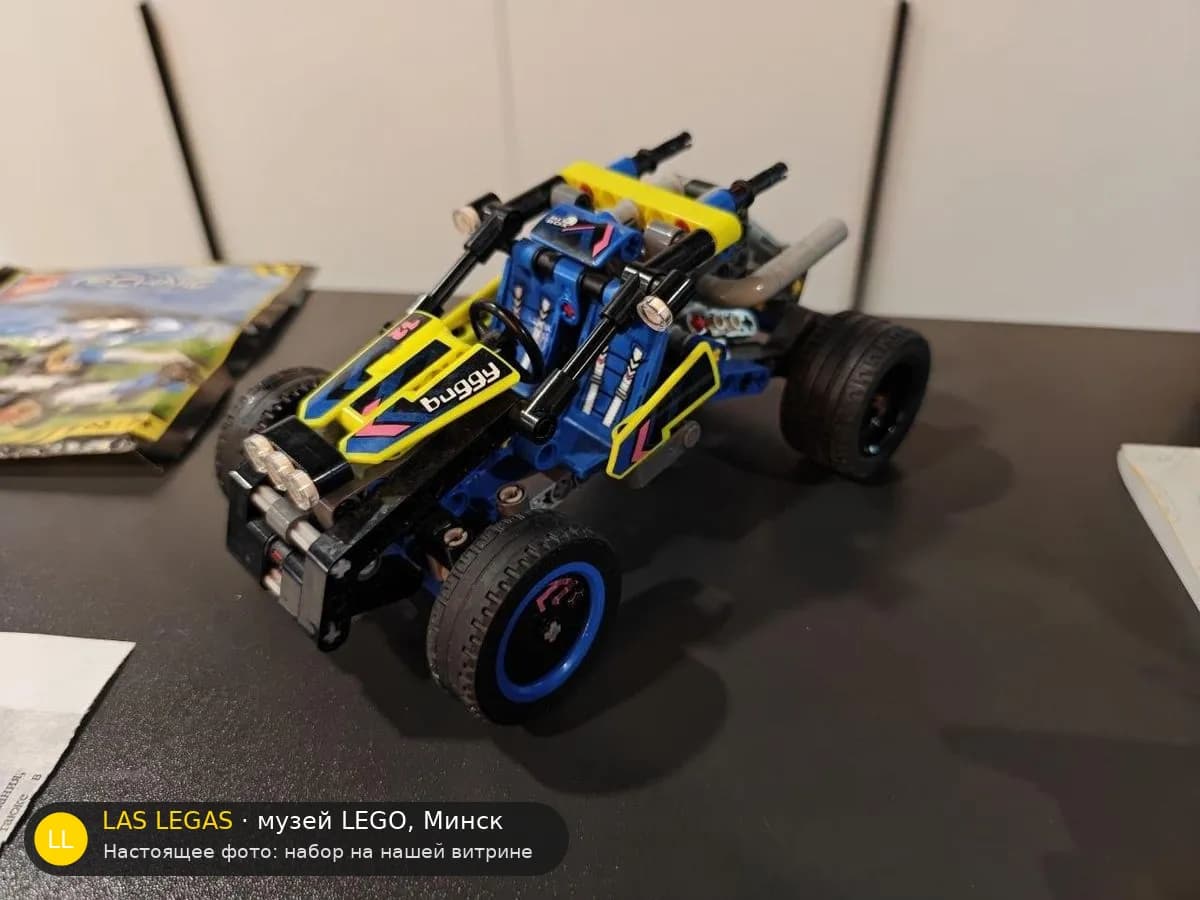 LEGO 42164 Внедорожный гоночный багги (Off-Road Race Buggy) на витрине музея Las Legas