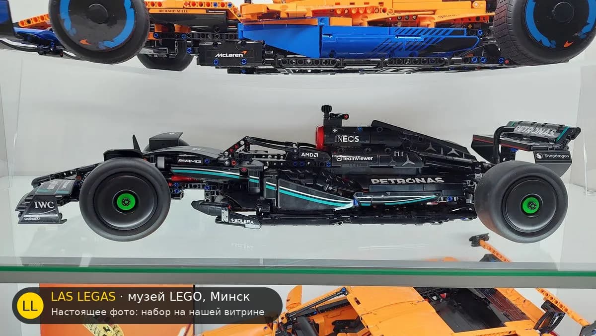 LEGO 42171 Mercedes-AMG F1 W14 E Performance (Mercedes-AMG F1 W14 E Performance) на витрине музея Las Legas