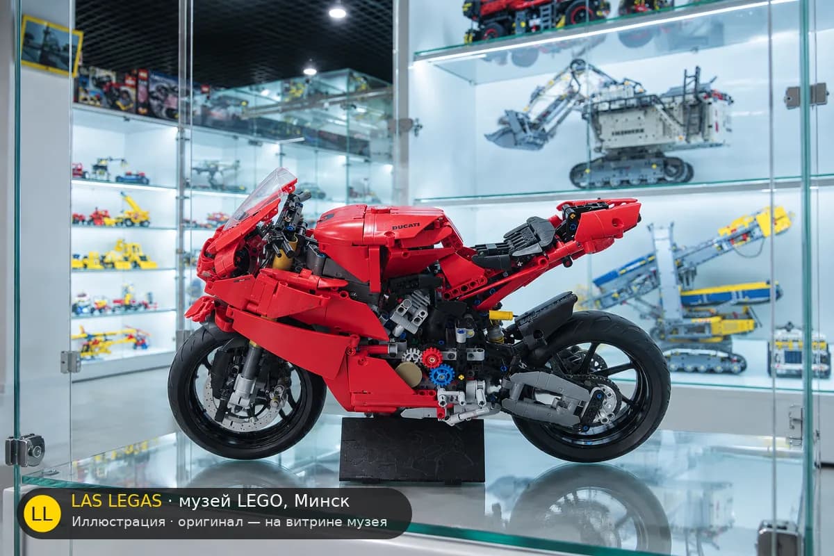 Иллюстрация: LEGO 42202 Ducati Panigale V4 S Motorcycle на витрине в зале музея Las Legas