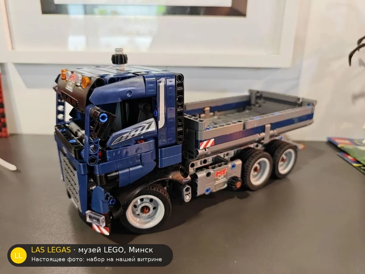 LEGO 42203 Самосвал (Tipping Dump Truck) на витрине музея Las Legas