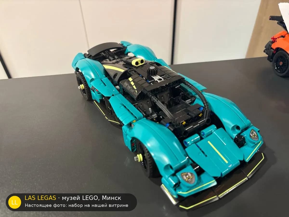 LEGO 42208 Aston Martin Valkyrie (Aston Martin Valkyrie) на витрине музея Las Legas