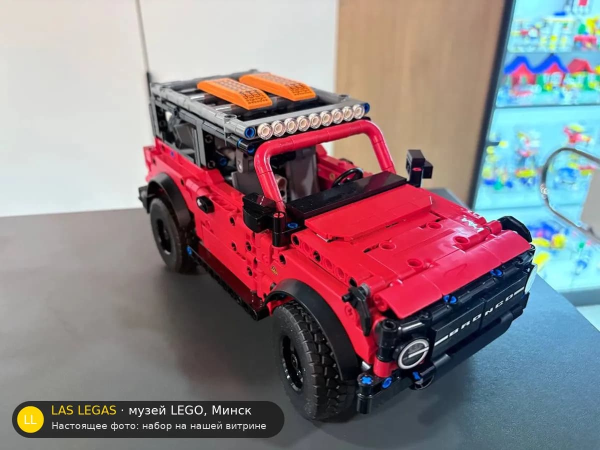 LEGO 42213 Внедорожник Ford Bronco (Ford Bronco SUV) на витрине музея Las Legas