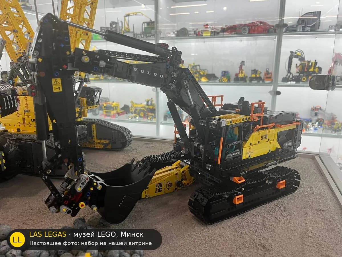 LEGO 42215 Гибридный экскаватор Volvo EC500 (Volvo EC500 Hybrid Excavator) на витрине музея Las Legas