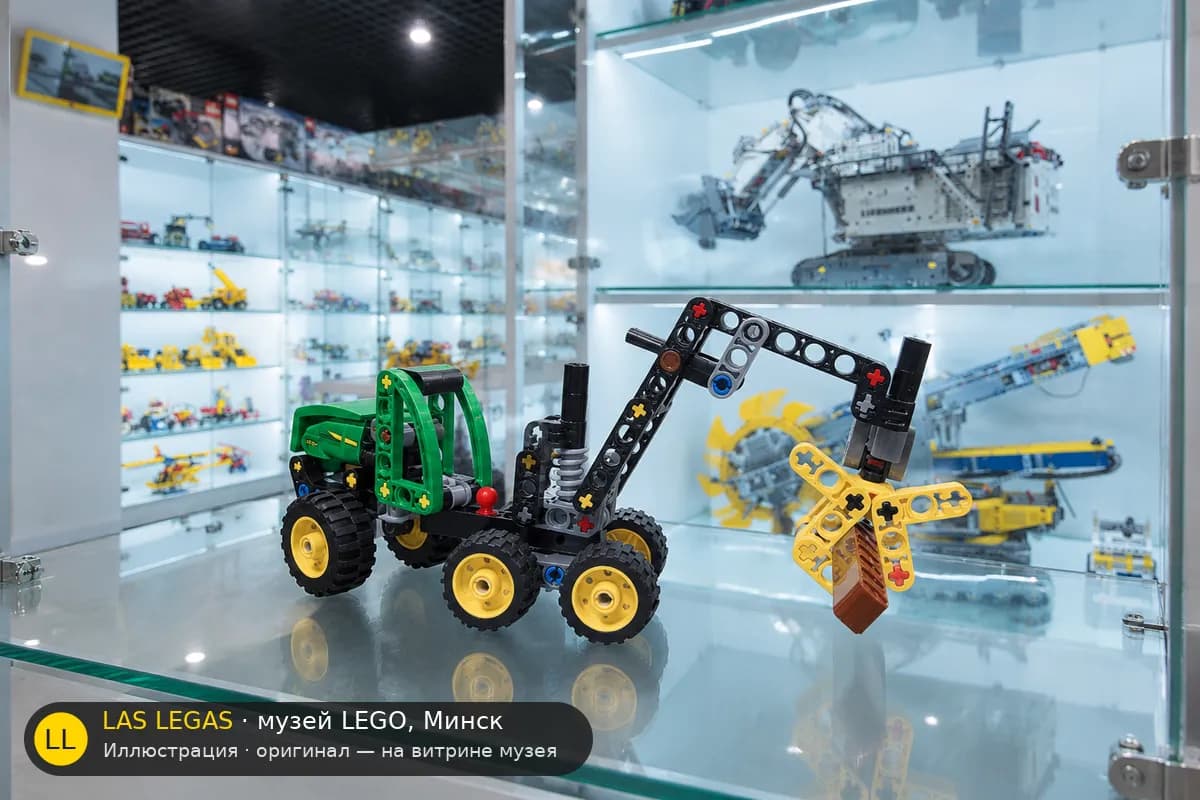 Иллюстрация: LEGO 42218 John Deere 1470H Wheeled Harvester на витрине в зале музея Las Legas