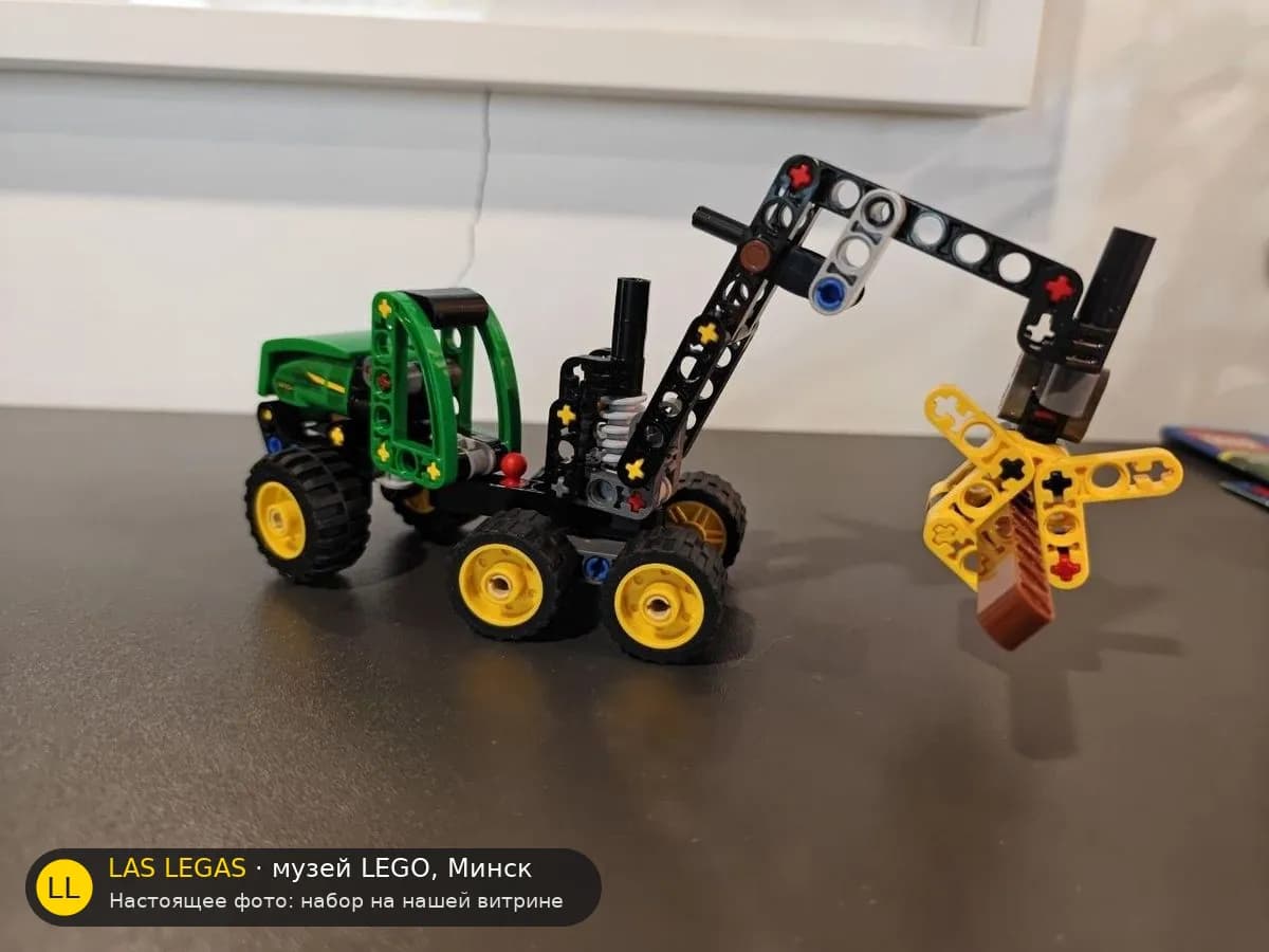LEGO 42218 John Deere 1470H Wheeled Harvester (John Deere 1470H Wheeled Harvester) на витрине музея Las Legas