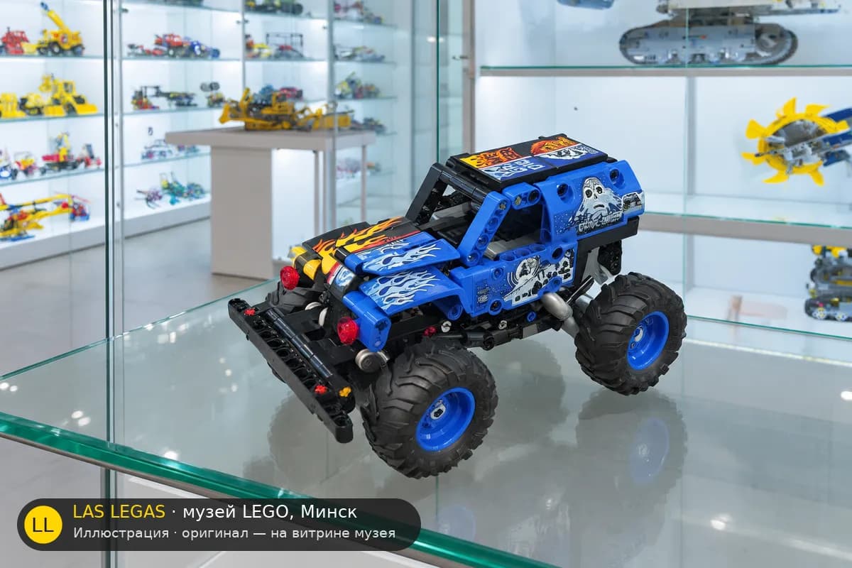 Иллюстрация: LEGO 42219 Монстр-трак Grave Digger на витрине в зале музея Las Legas