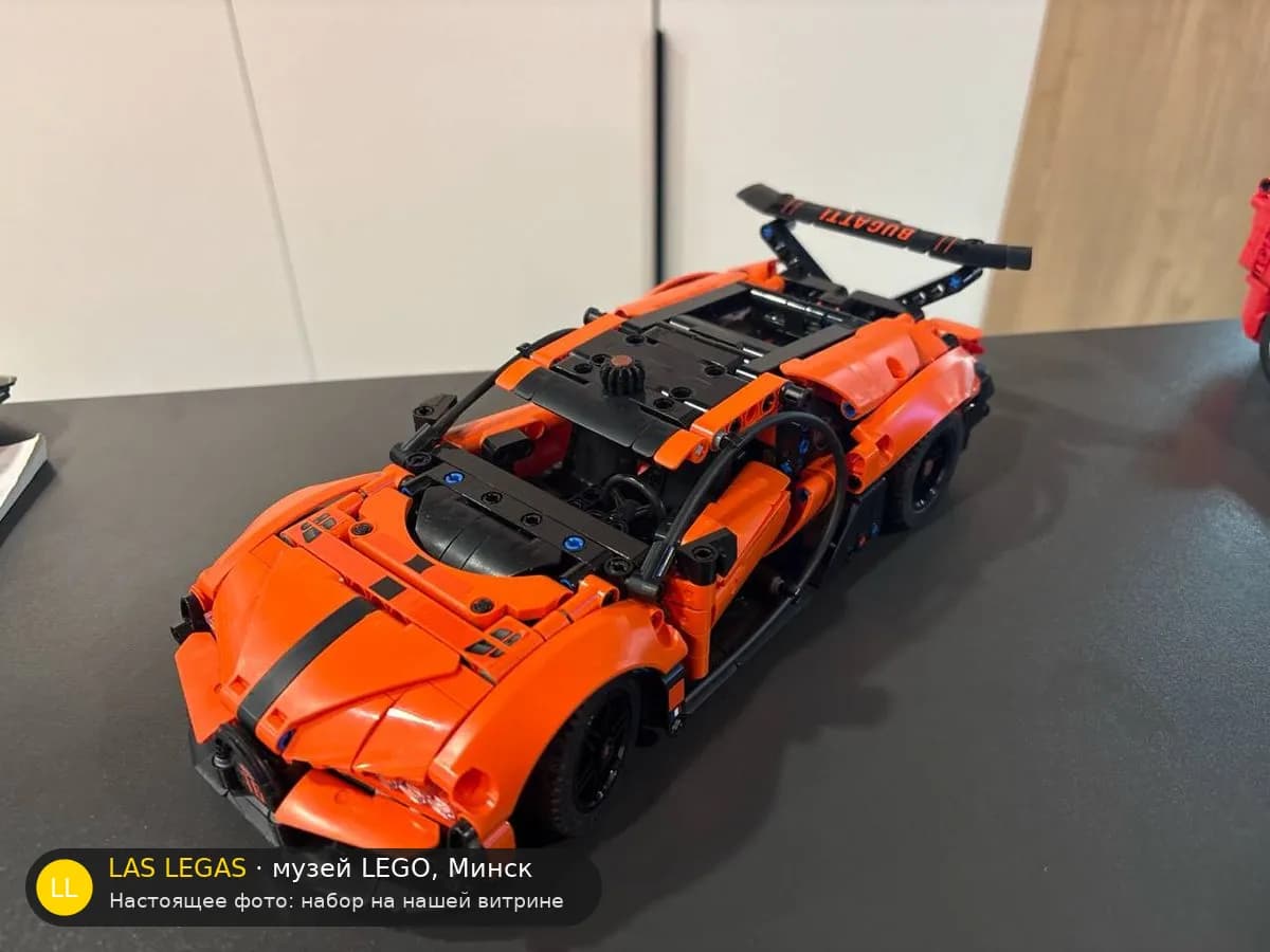 LEGO 42222 Bugatti Chiron Pur Sport (Bugatti Chiron Pur Sport) на витрине музея Las Legas