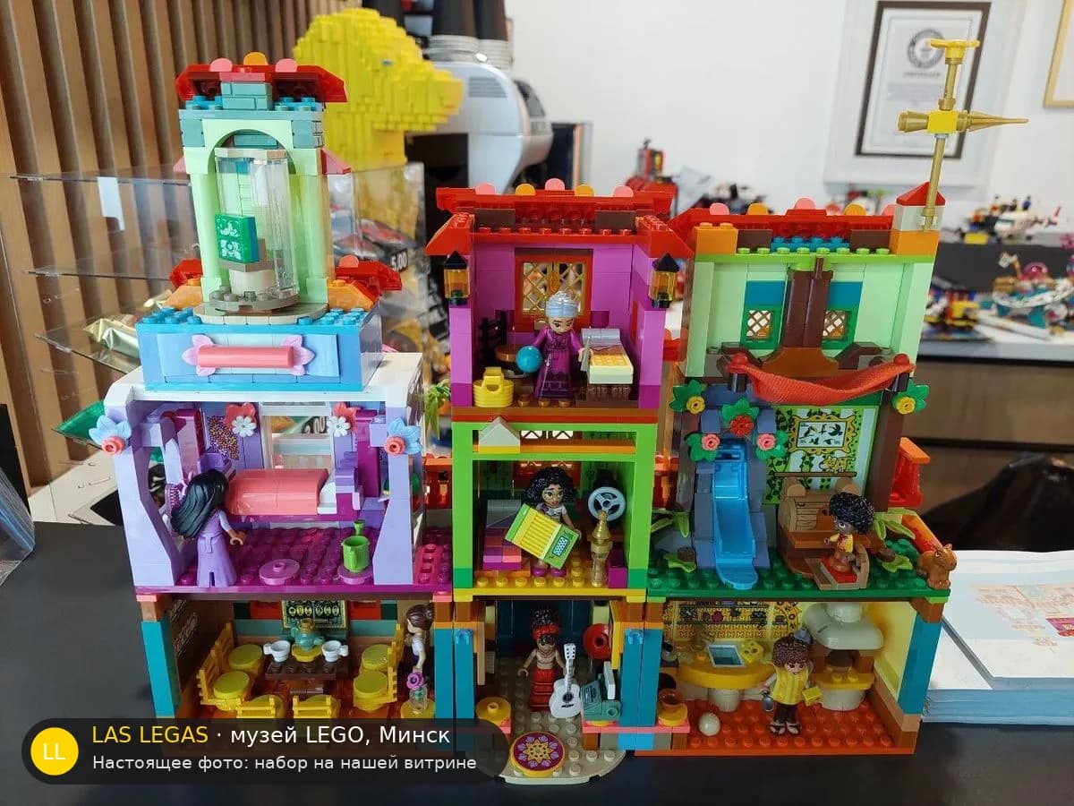 LEGO 43245 Волшебный дом Мадригаль (The Magical Madrigal House) на витрине музея Las Legas
