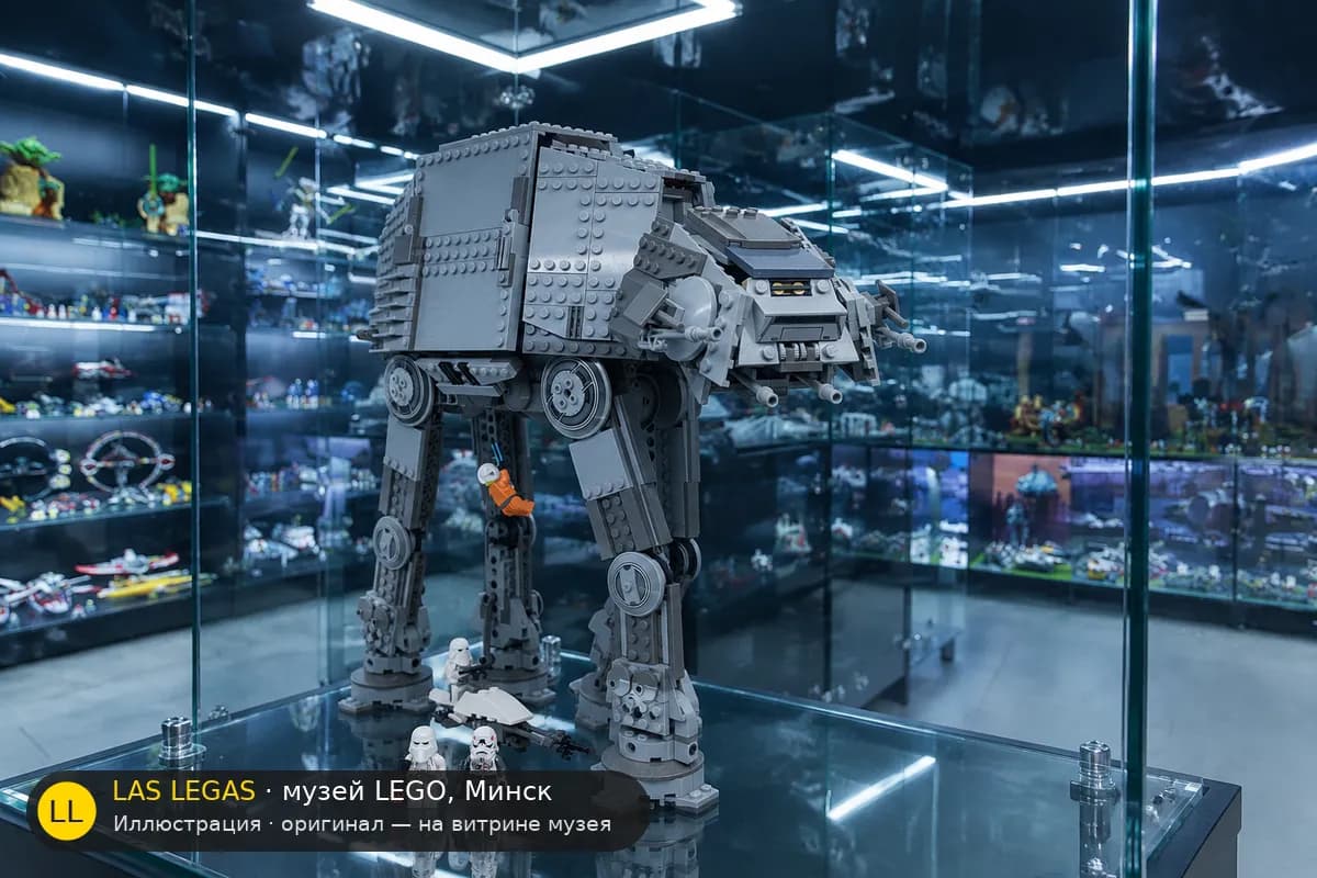 Иллюстрация: LEGO 4483 AT-AT на витрине в зале музея Las Legas