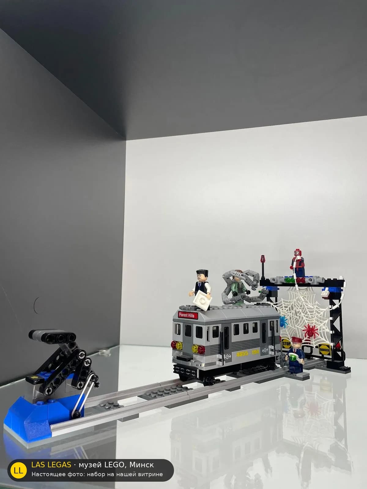 LEGO 4855 Спасение поезда Человеком-пауком (Spider-Man's Train Rescue) на витрине музея Las Legas