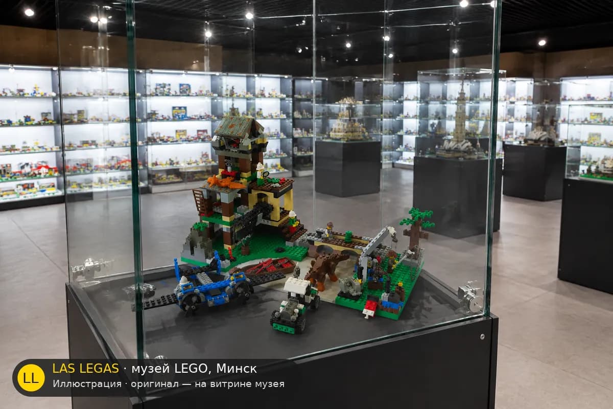 Иллюстрация: LEGO 5987 Исследовательская база с динозаврами на витрине в зале музея Las Legas