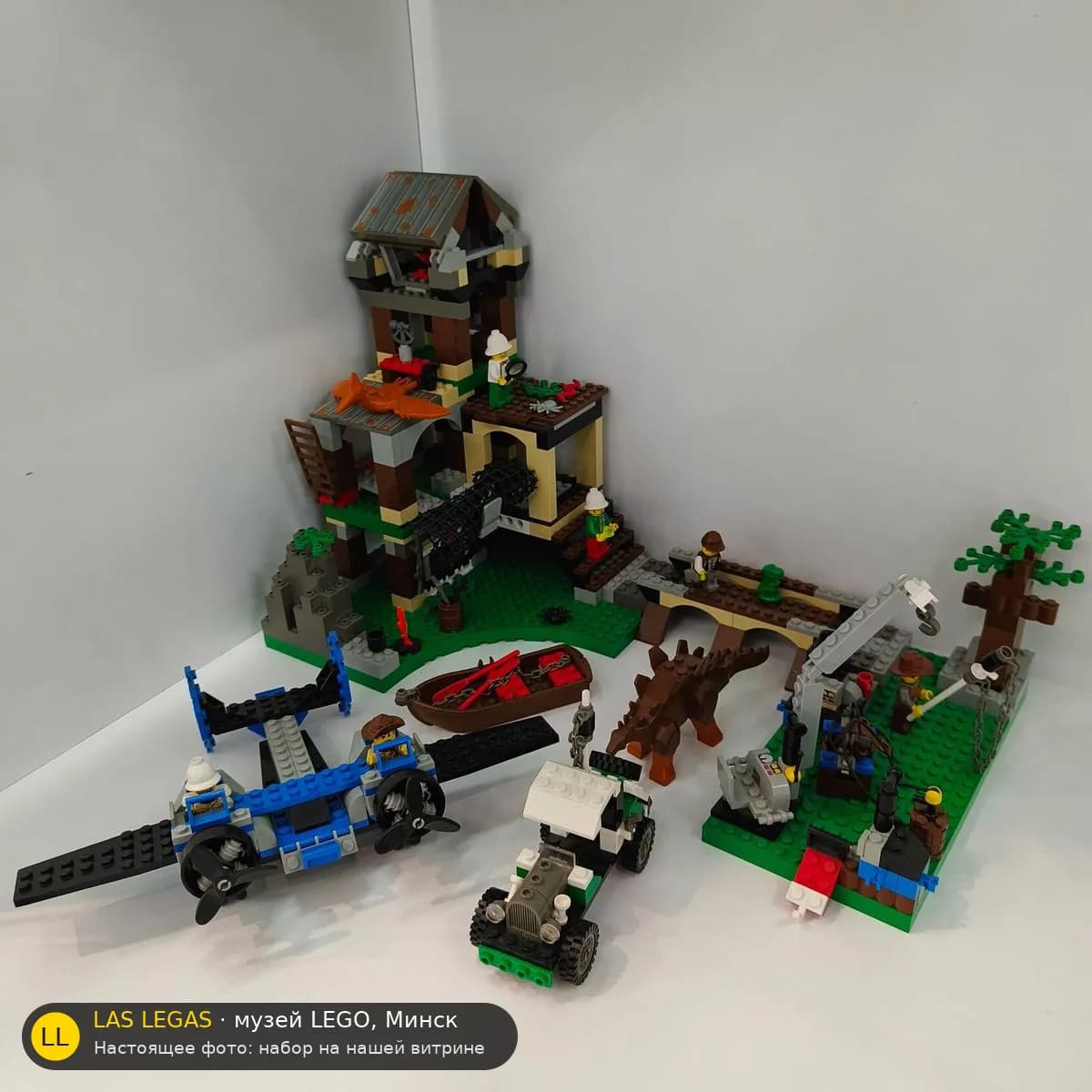 LEGO 5987 Исследовательская база с динозаврами (Dino Research Compound) на витрине музея Las Legas