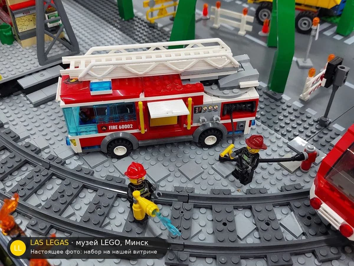 LEGO 60002 Пожарная машина (Fire Truck) на витрине музея Las Legas