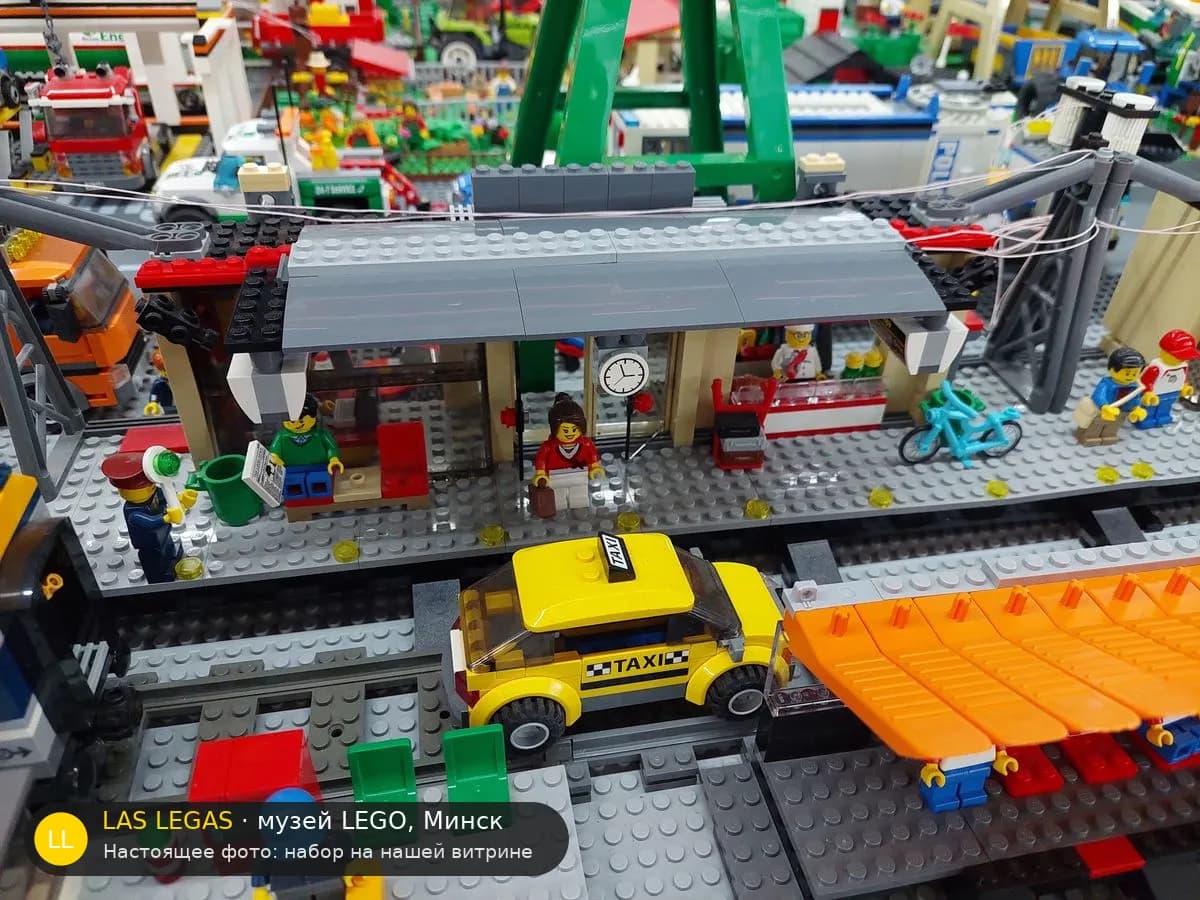 LEGO 60050 Железнодорожная станция (Train Station) на витрине музея Las Legas