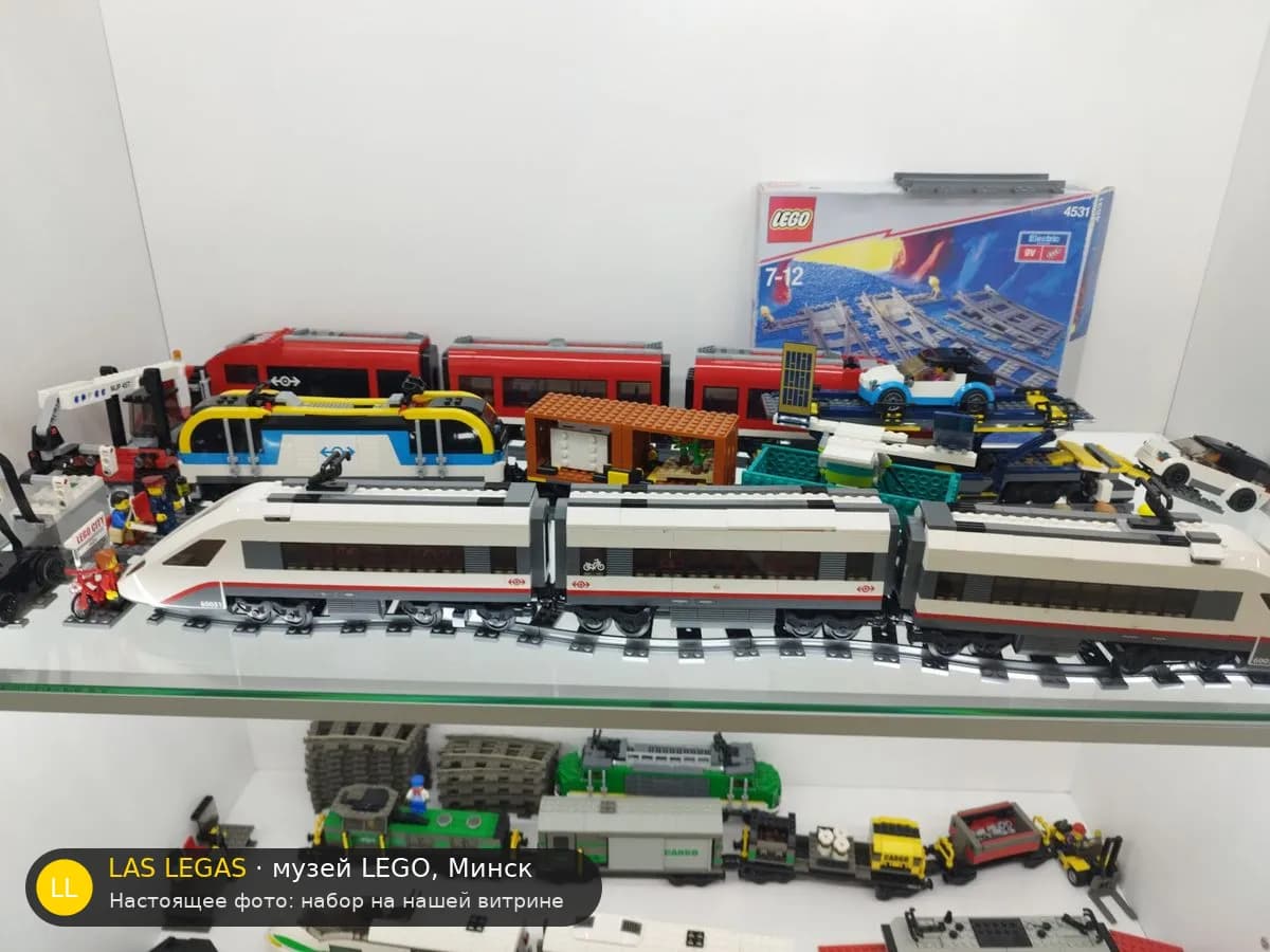 LEGO 60051 Скоростной пассажирский поезд (High-speed Passenger Train) на витрине музея Las Legas