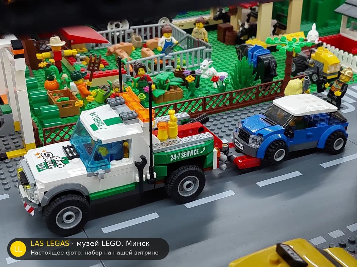 LEGO 60081 Эвакуатор (Pickup Tow Truck) на витрине музея Las Legas