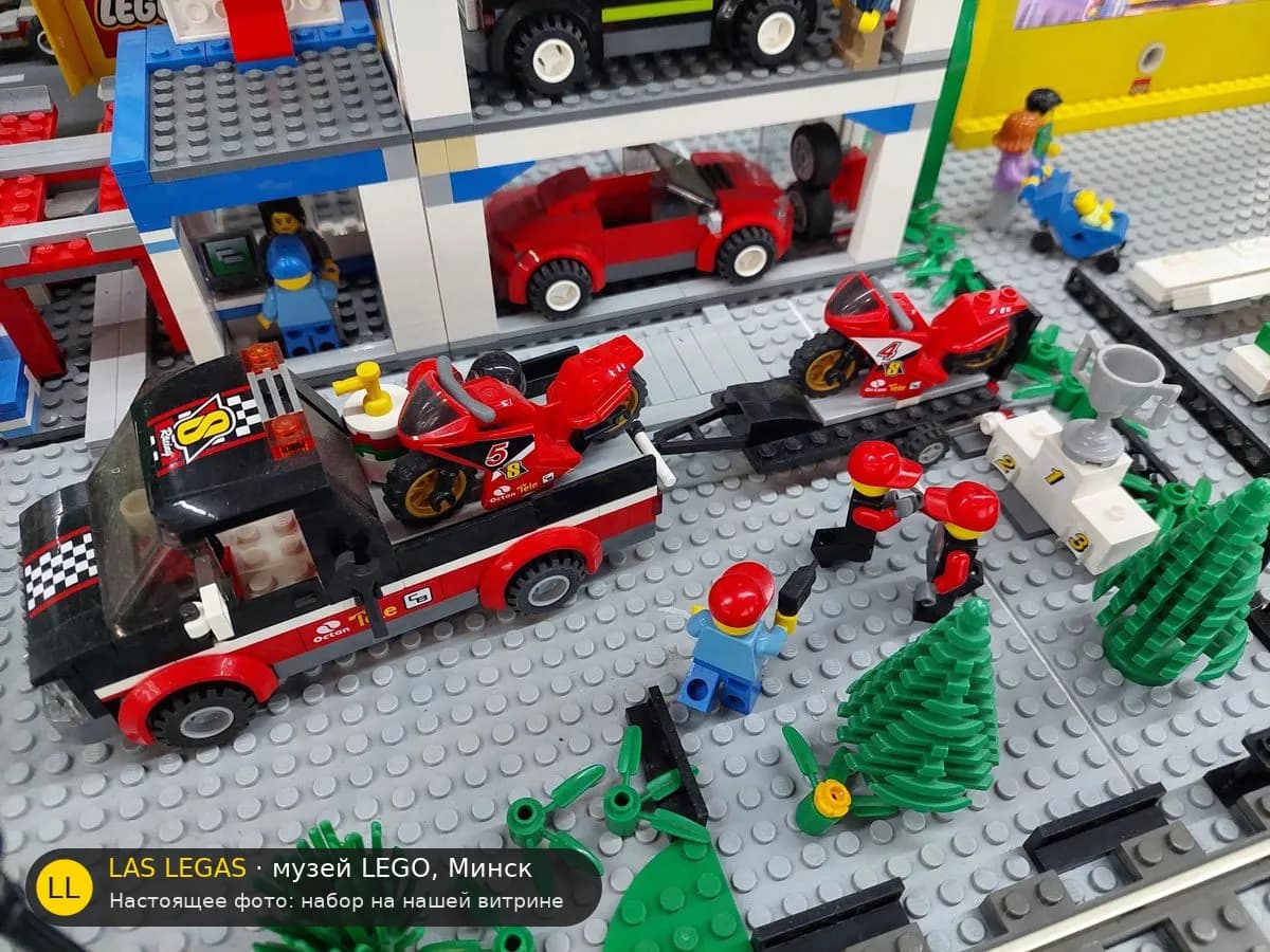 LEGO 60084 Гоночный трейлер с мотоциклом (Racing Bike Transporter) на витрине музея Las Legas