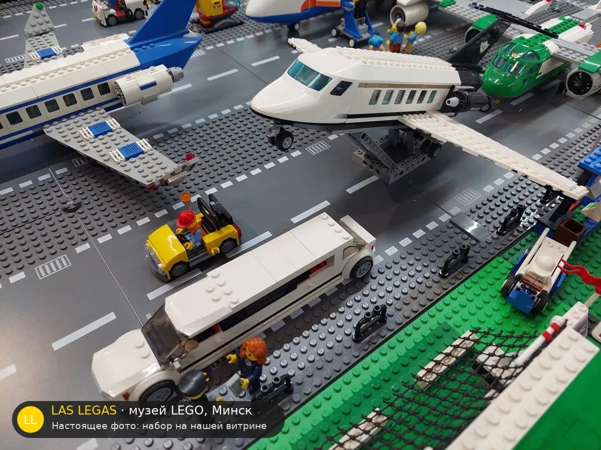 LEGO 60102 Аэропорт: VIP-обслуживание (Airport VIP Service) на витрине музея Las Legas
