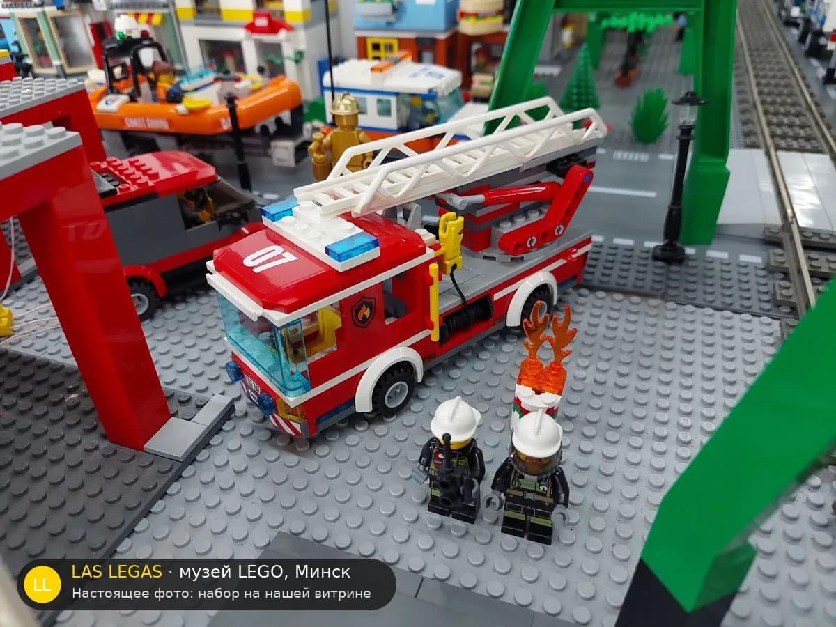 LEGO 60107 Пожарная машина с лестницей (Fire Ladder Truck) на витрине музея Las Legas