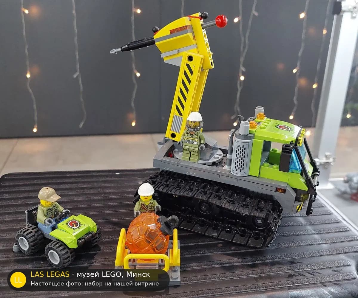 LEGO 60122 Вулканический вездеход (Volcano Crawler) на витрине музея Las Legas
