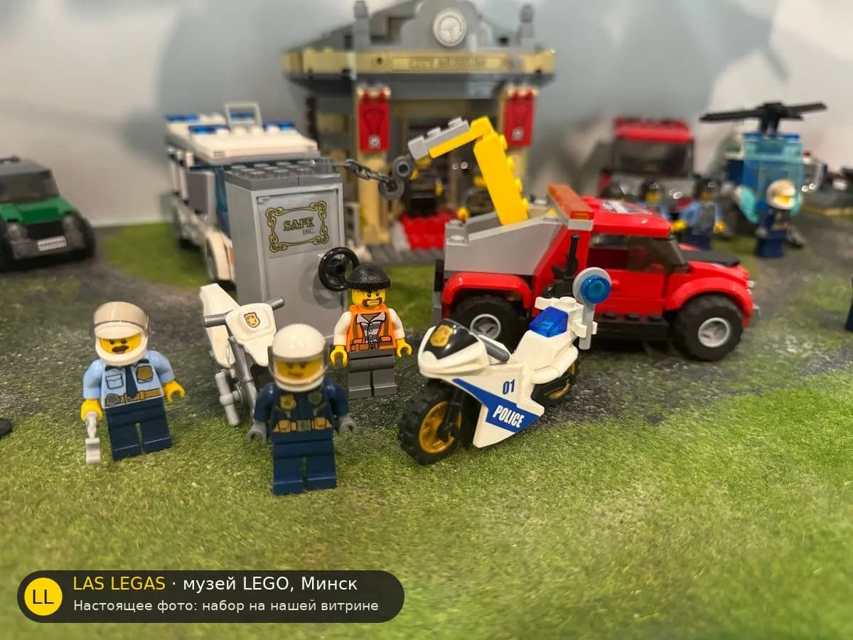 LEGO 60137 Побег на буксировщике (Tow Truck Trouble) на витрине музея Las Legas