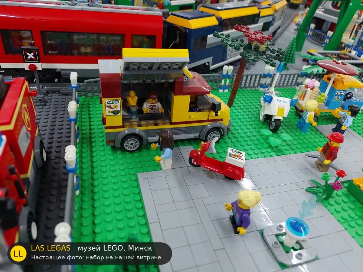 LEGO 60150 Пицца-фургон (Pizza Van) на витрине музея Las Legas