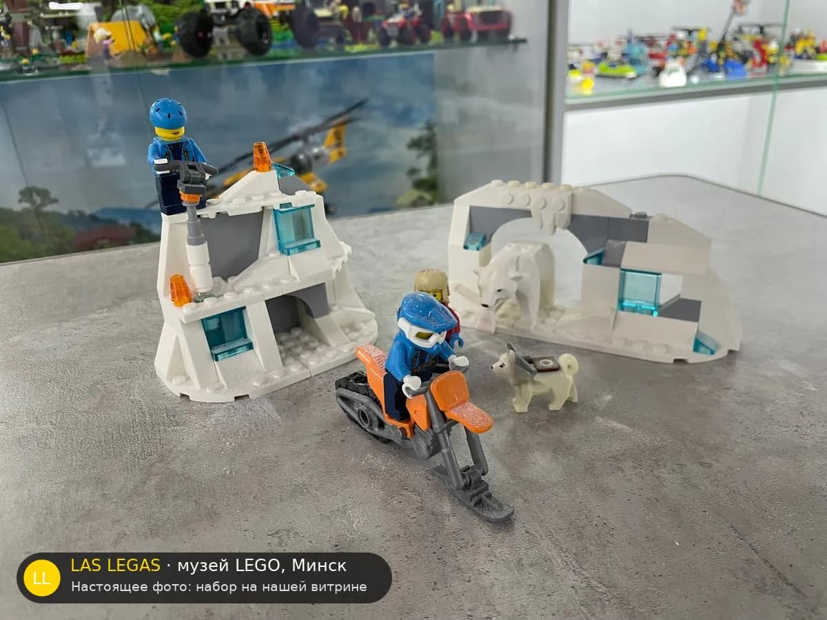 LEGO 60194 Арктический вездеход (Arctic Scout Truck) на витрине музея Las Legas