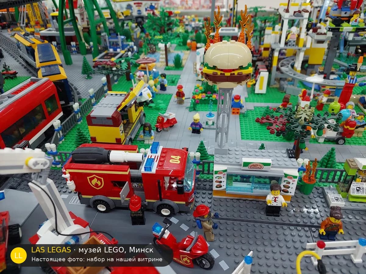 LEGO 60214 Пожарная часть с бургерной (Burger Bar Fire Rescue) на витрине музея Las Legas